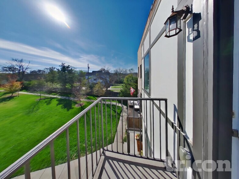 Building Photo - 1263 Hillwood Private Cove