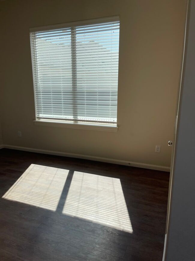 Building Photo - *Fully Furnished* 4 bedroom, 2.5 bathroom, 2 car garage Gated Neighborhood