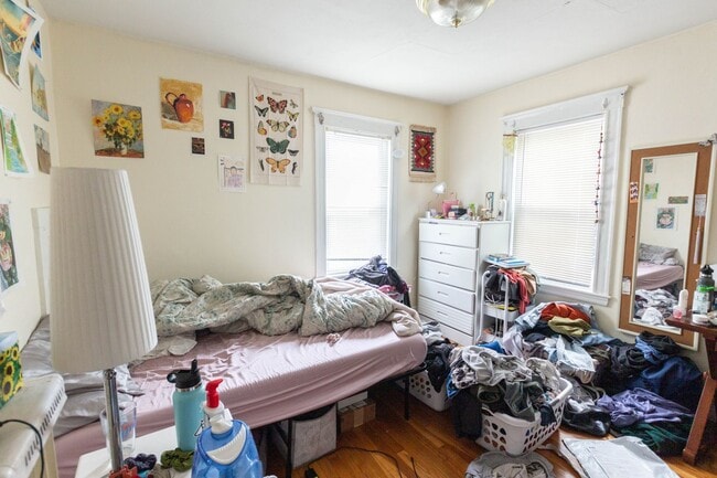 Building Photo - Brighton 4 Bed / 2 Bath – Spacious Layout – 9/1 Move-In