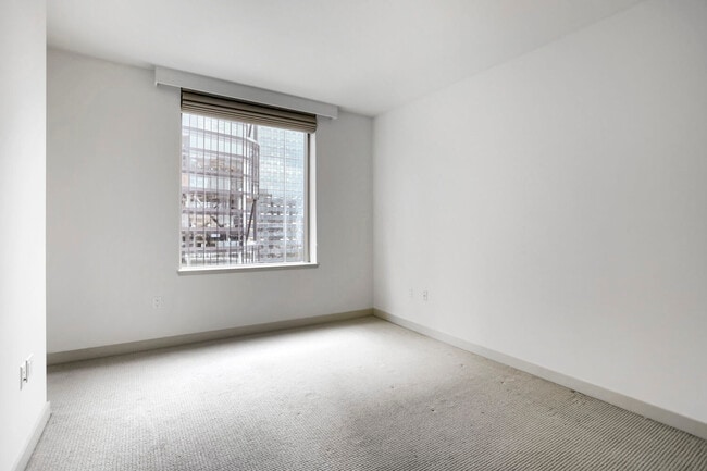 Building Photo - 10650 NE 9th Pl