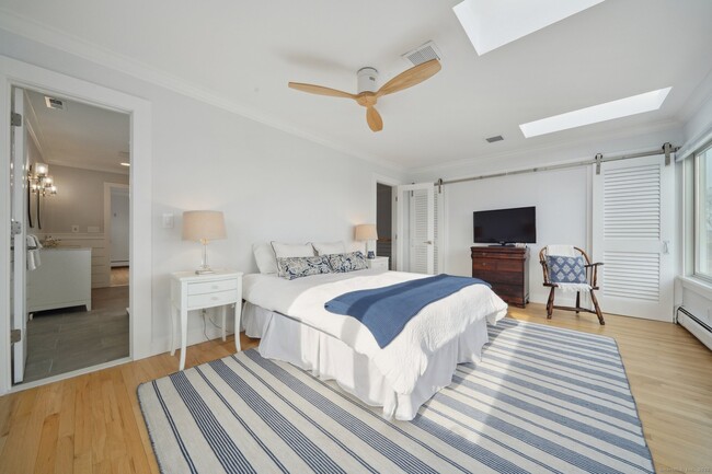 Building Photo - 656 Fairfield Beach Rd