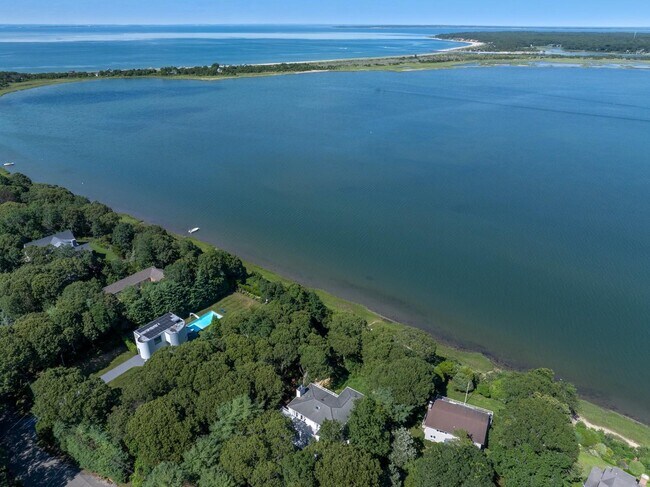Building Photo - 26 3 Mile Harbor Dr