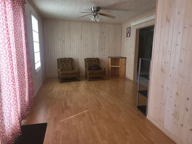 Building Photo - 1411 Piney Dr