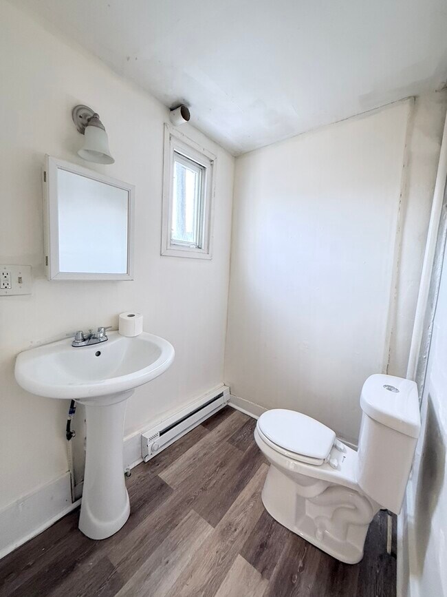 Building Photo - 150 E Market St