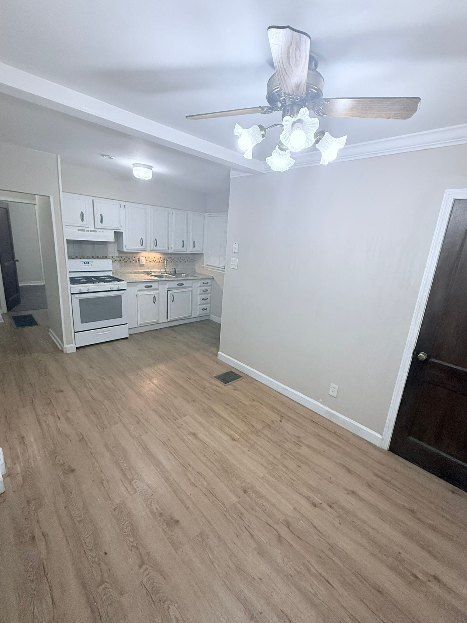 Building Photo - 9849 Green Valley Dr