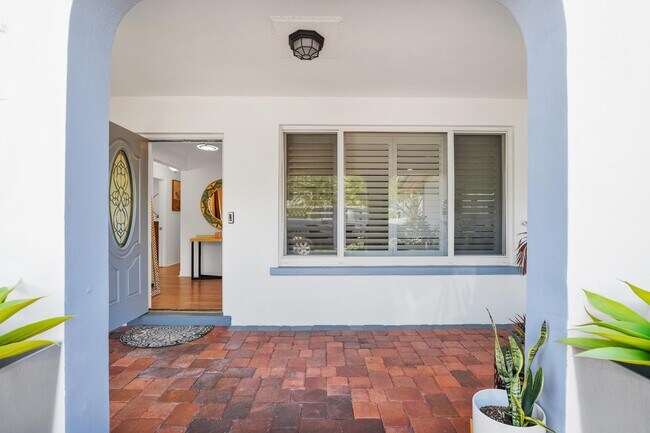 Building Photo - 798 E Boca Raton Rd