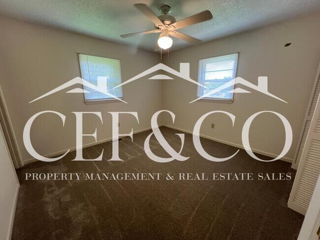Building Photo - Beautifully maintained 2 bedroom 1.5 bathroom duplex, now available.