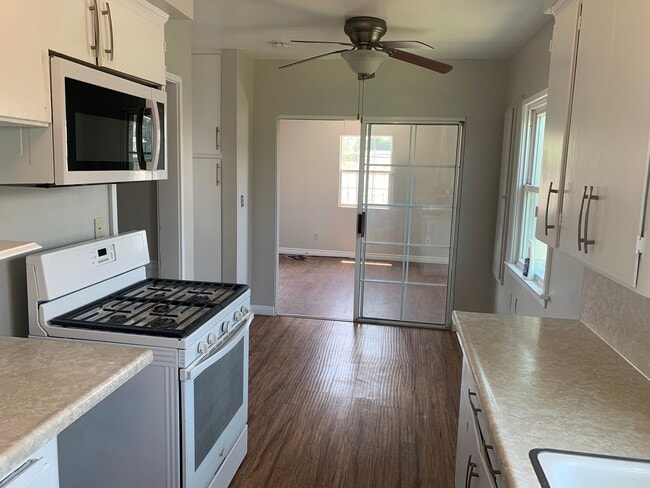 Building Photo - For Rent: Charming 2 Bed / 2 Bath Duplex i...