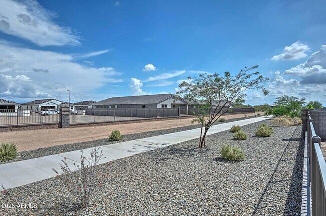 Building Photo - 16004 W Honeysuckle Dr