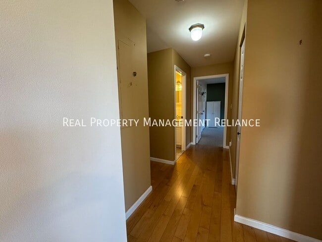 Building Photo - 20 Central St