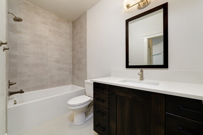 Building Photo - 3 Bedroom 2.5 Bathroom Townhouse in Harris Ranch.