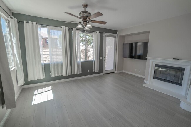 Building Photo - Charming 3-Bedroom Townhome with Private B...