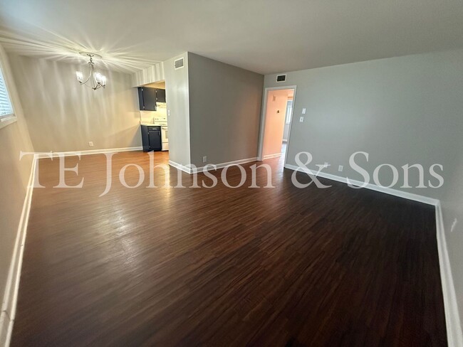Building Photo - 2 Bedroom Salem View Apartment!