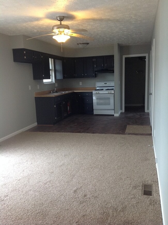 Building Photo - Southside 3 Bedroom with Fenced Yard!