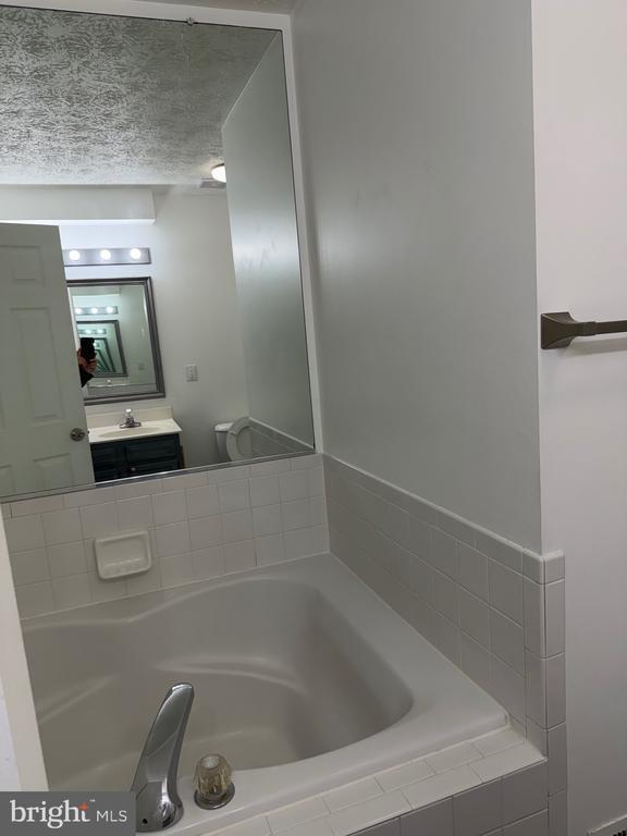 Building Photo - 405 Park Cove Dr