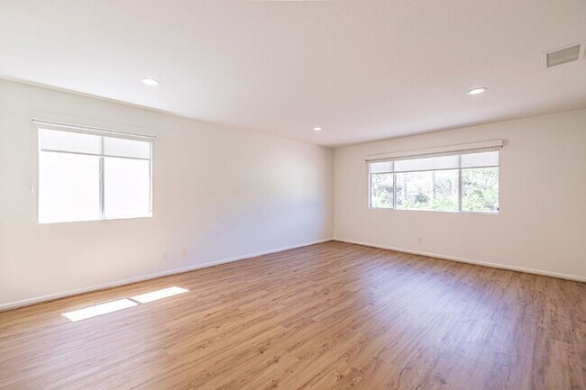 Building Photo - Executive 5-Bedroom Pool Home with Dual Master Suites in Stevenson Ranch