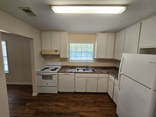 Building Photo - 2 bedroom 1 bath available for rent ~ trash and lawn care included!