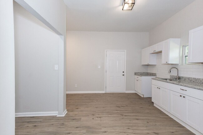 Building Photo - 218 E Tinsley St