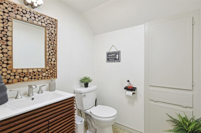 Building Photo - 7841 El Pensador Dr