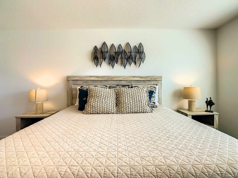 Building Photo - 820 Longboat Dr