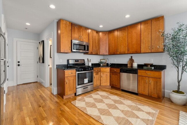 Building Photo - Amazing 3 bed 3 bath in Allston