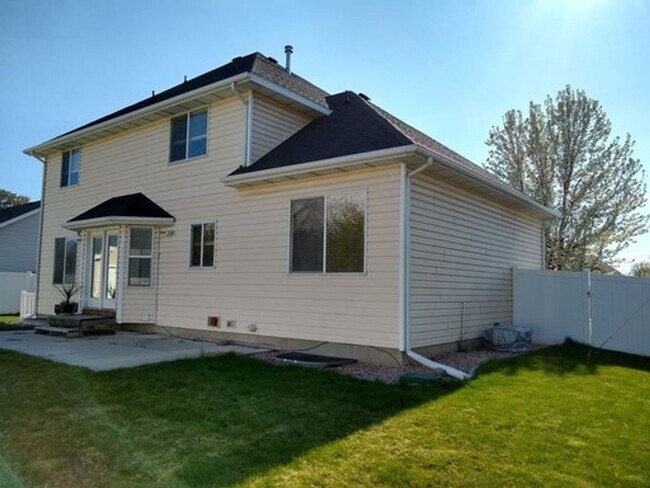 Building Photo - Freshly Painted, New Carpet Throughout - Home For Rent In Springville!!!