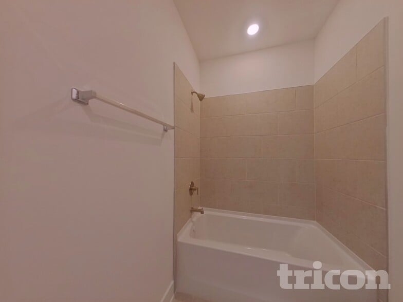 Building Photo - 45 Mayhaw Pt