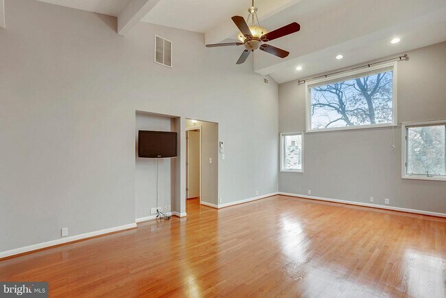 Building Photo - 9801 Clydesdale St