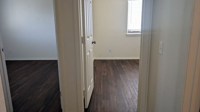 Building Photo - Beautiful 3 bedroom/1 bath in gated community. Call or come by to view!