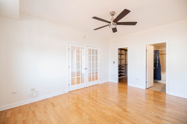 Building Photo - 680 N Green St