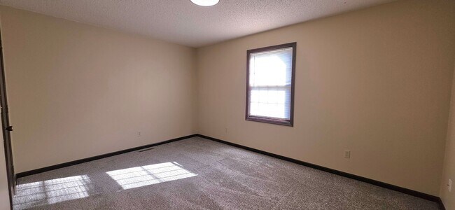 Building Photo - 2000 Square feet Duplex Southeast! $1195 Yard Care INCLUDED!