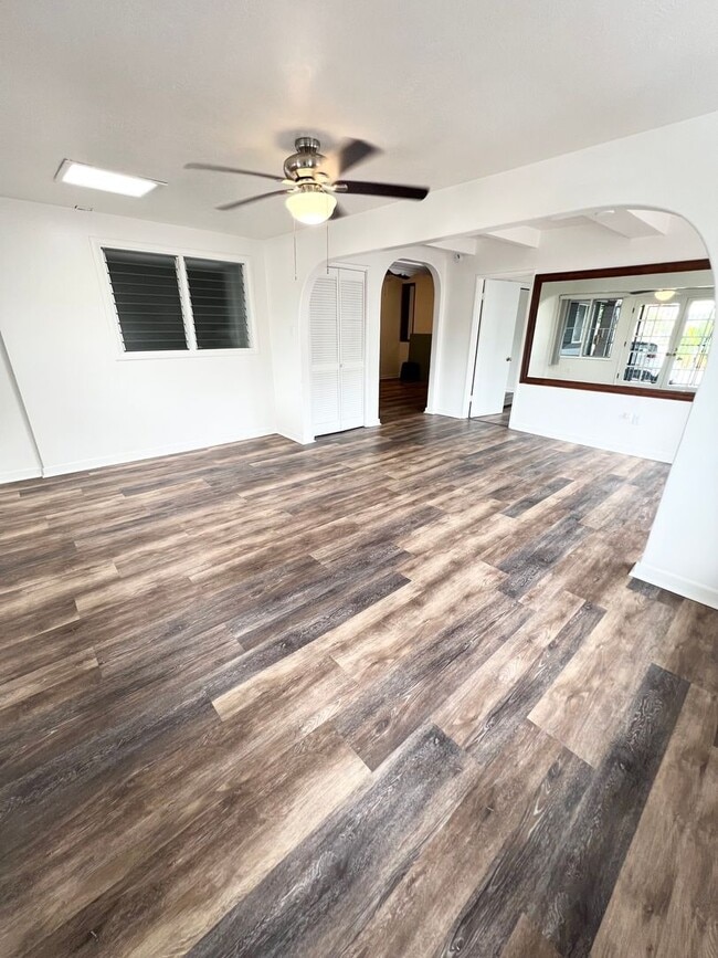 Building Photo - ALL UTILITIES INCLUDED! 4 bed, 1 bathroom ...