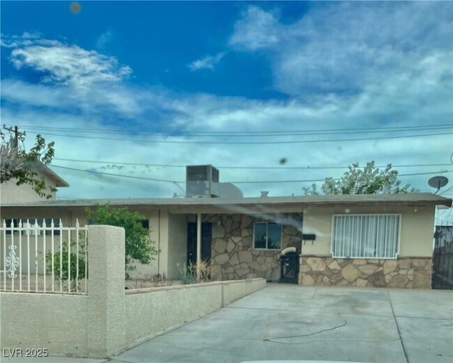 Building Photo - 1338 N Smoke Tree Ave