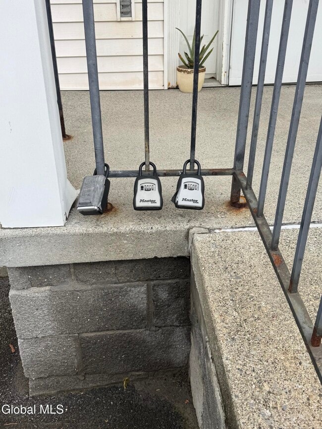 Building Photo - 133 S Lake Ave