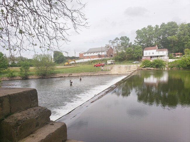 Fishing creek/New Cumberland Borough Park 10 min walk from the unit - 30 Umberto Ave