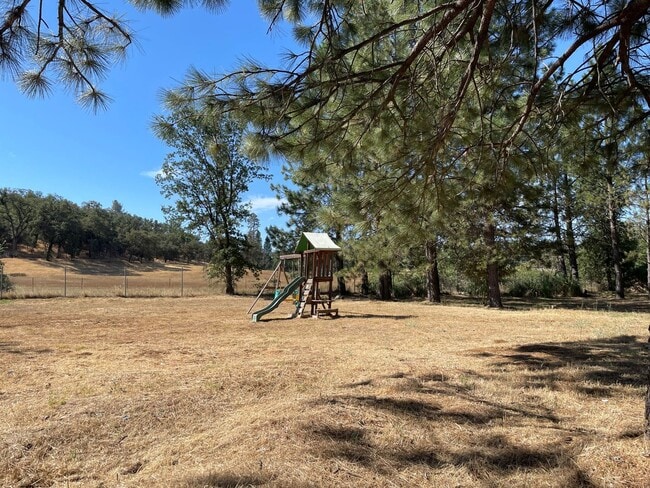 Building Photo - 4 bedroom, 2 bath home in Lake Wildwood ga...