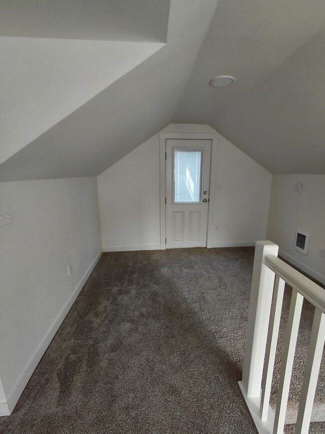 Building Photo - Cozy updated 1 bedroom with rooftop deck