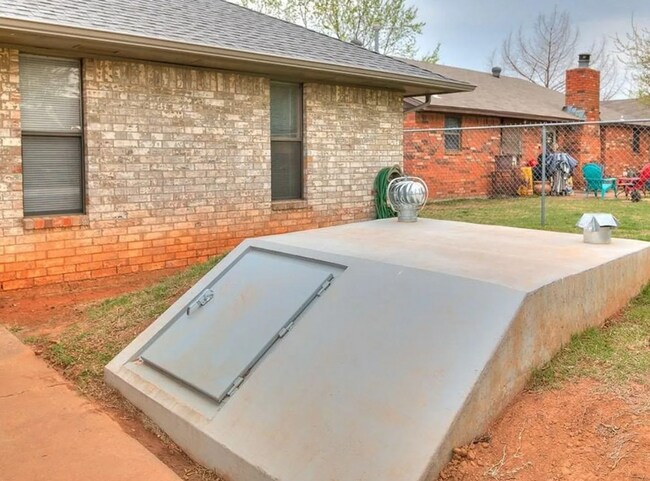 Building Photo - Charming 3-Bedroom Home — Spacious Corner Lot in Del City!