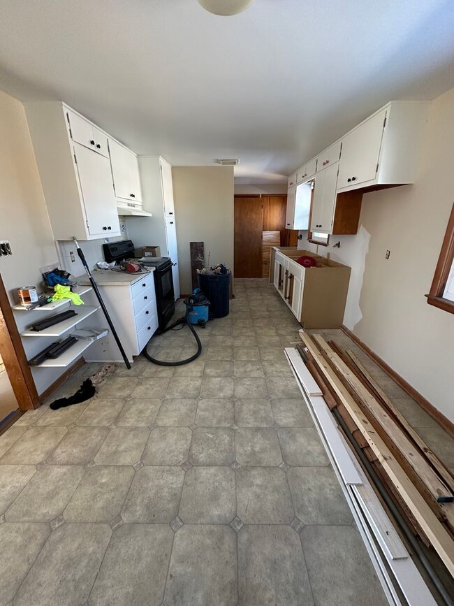 Building Photo - 3 Bedroom, 1.5 Bathroom Updated House w/ P...