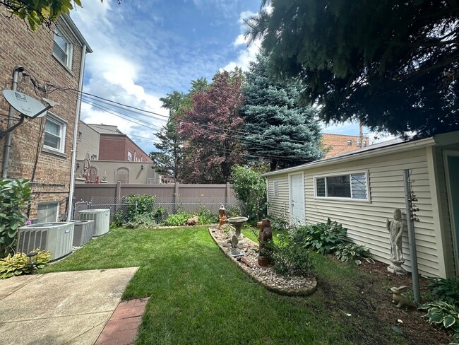 Building Photo - 2023 W Balmoral Ave