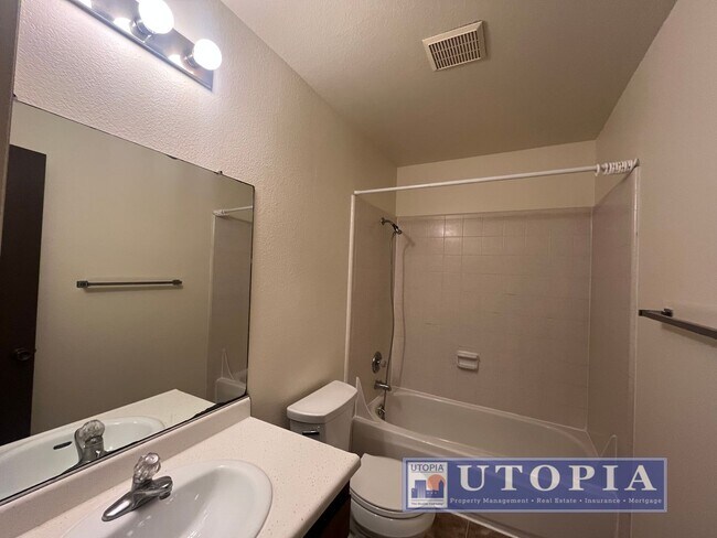 Building Photo - 136 Market St