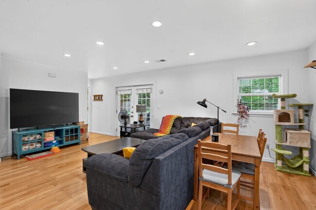 Building Photo - 4725 Springbrook Dr