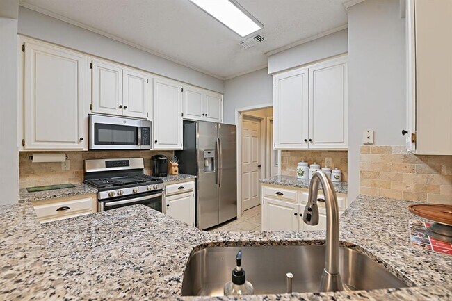 Building Photo - 905 Running Brook Dr