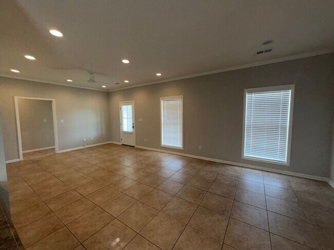 Building Photo - LEASING FOR FALL 2027 3 Bed/3 Bath Forest Lake Home less than a mile from campus!