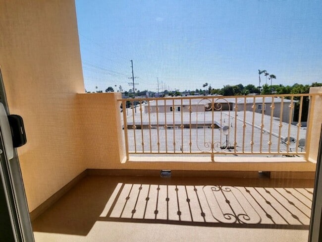 Building Photo - Spacious 3 bedroom condo in Van Nuys