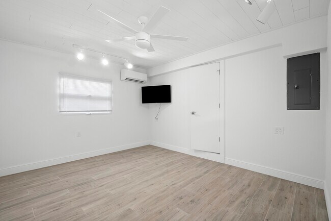 Building Photo - 4832 SE Anchor Ave