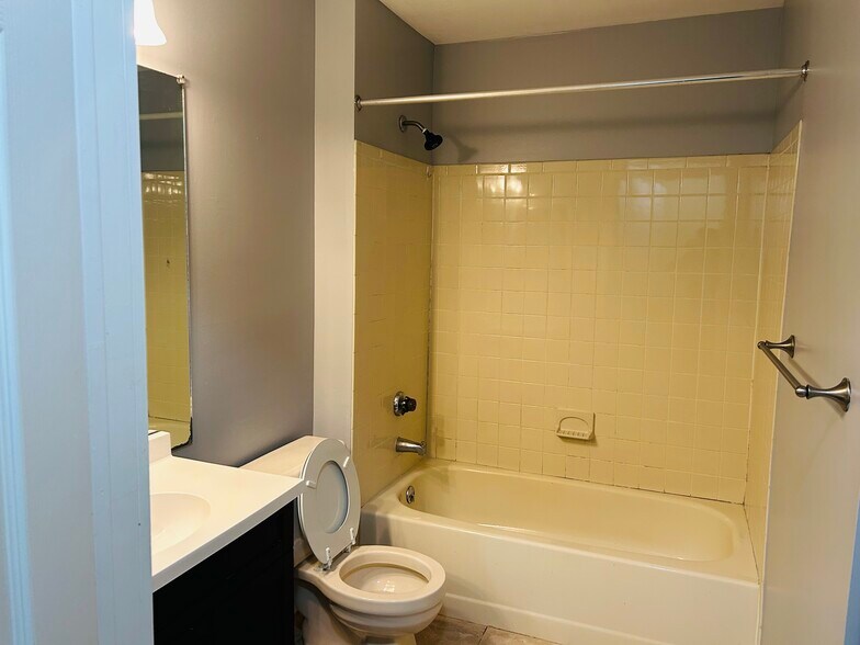 Building Photo - 1914 Aspen Dr