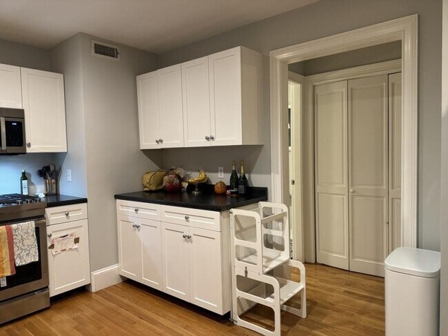 Building Photo - 2 bedroom in Boston MA 02118