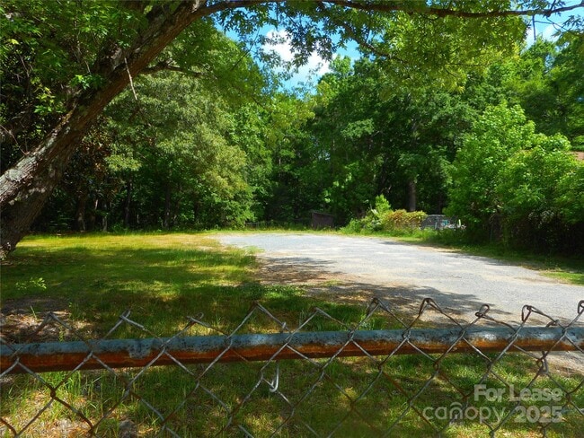 Building Photo - 733 Catawba Cir N