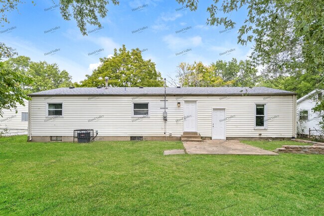 Building Photo - 1430 Broadlawns Ln
